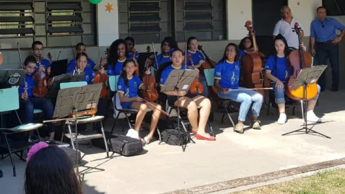 Alunos de Cordas da ABDA Filarmnica se apresentam em entrega de creche