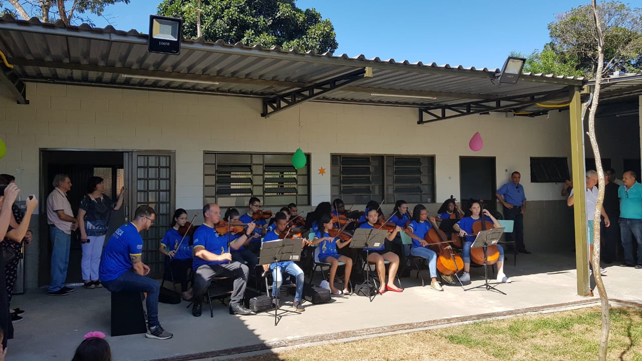 Alunos de Cordas da ABDA Filarmnica se apresentam em entrega de creche