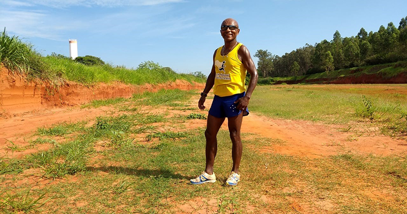 Jos Cludio mostra a pista onde treina as crianas e sonha em v-la com melhorias