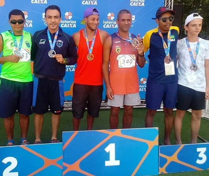 O atleta Tiago de Souza Esquerdo com o atleta guia Paulo Roberto de Carvalho no pdio da medalha de prata nos 5000 metros