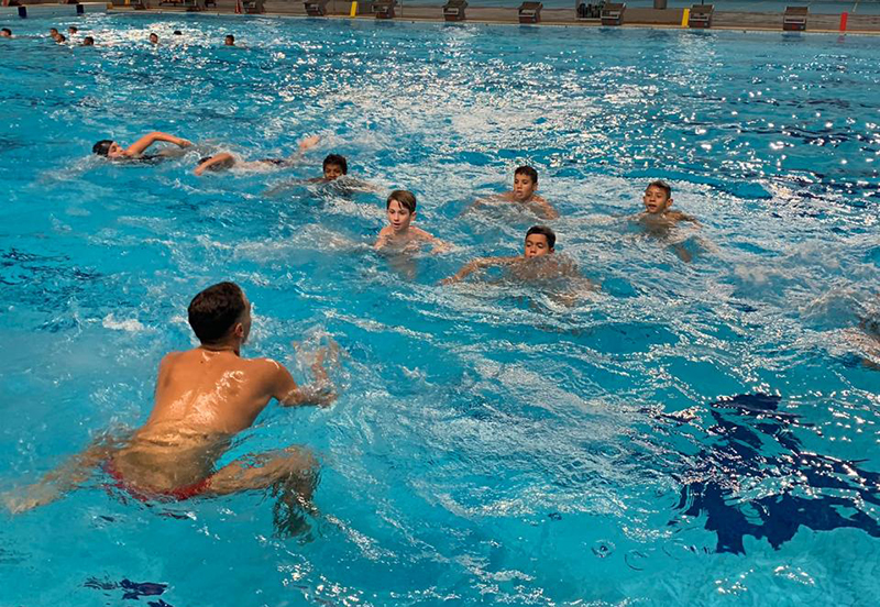 Goleiro Joo trabalhando perna com as crianas na piscina da Arena ABDA