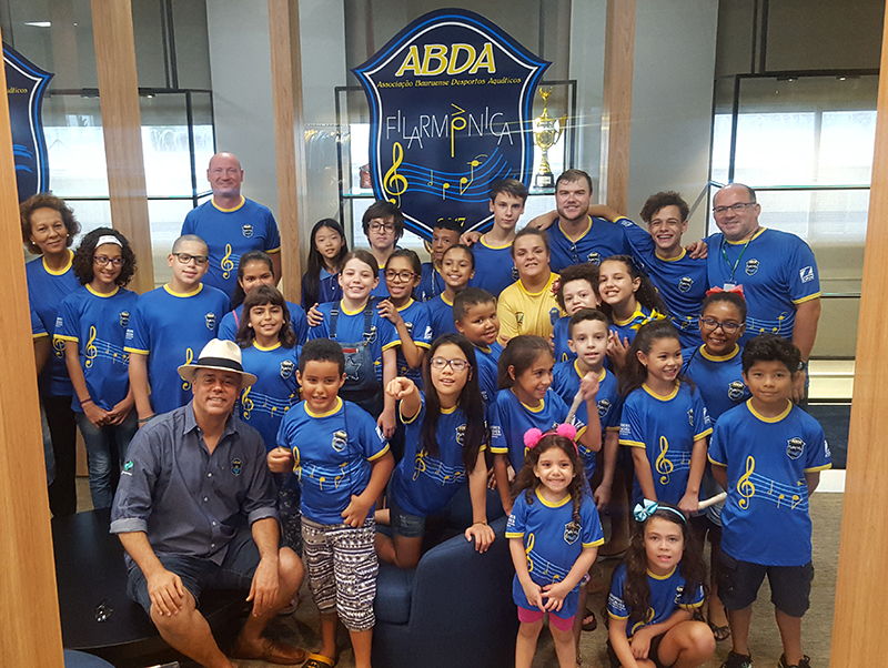 Claudio Zopone conversou com as crianas da musicalizao na sala de trofus da ABDA durante entrega de instrumentos