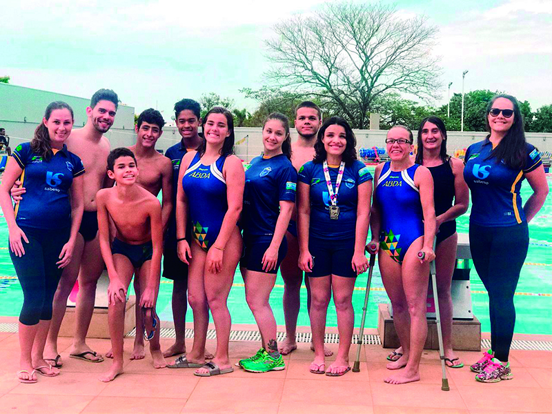 Professores e atletas da equipe de natao paralmpica da ABDA: conquista da liberdade e muitas medalhas - Foto: Donato Fidelis - Alta Fotografia