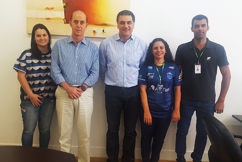 Da esq. para dir: Daniela Martha Abramides Gonalves (esposa do Abramides), dr. Flvio Toledo, Roberto Abramides Gonalves Silva, Sheila Junqueira (assessoria de imprensa da ABDA) e Rodrigo Soares (Zopone Engenharia).