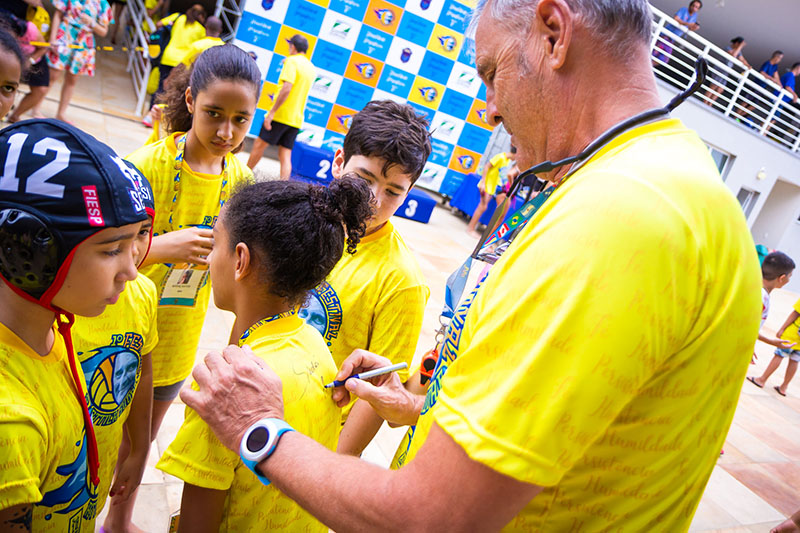 Attila Sudr autografou as camisetas dos atletas na 1 edio do festival