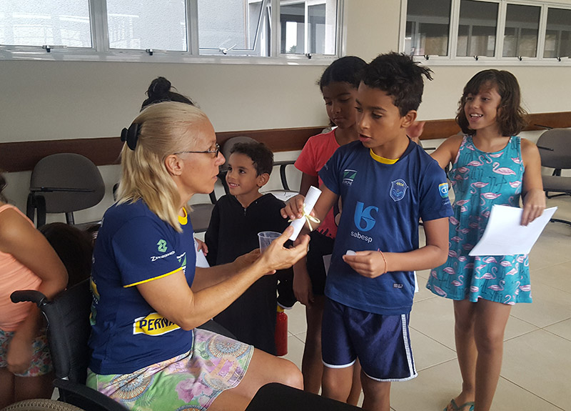 No primeiro dia da nova aula, as crianas levaram para casa um "certificado" de iniciao