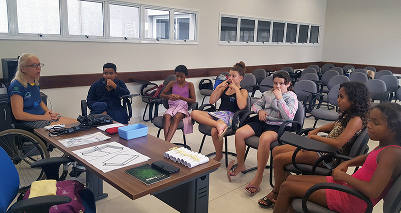 Atleta Glauciene Ribeiro, da natao paralmpica, orienta o grupo de leitura