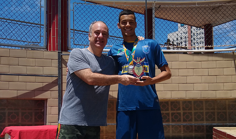 O atleta da ABDA Jhonatan Previlato ainda conquistou trofu de goleiro menos vazado da competio