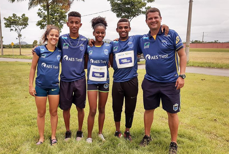 Leticia Bello, Marcos Felipe Ana Beatriz Trajano e Daniel Nascimento com o tcnico Neto Gonalves