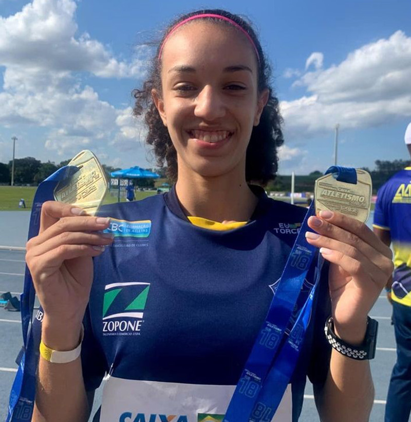 Ana Ceclia de Oliveira com as duas medalhas de ouro dos 100m e 200m rasos