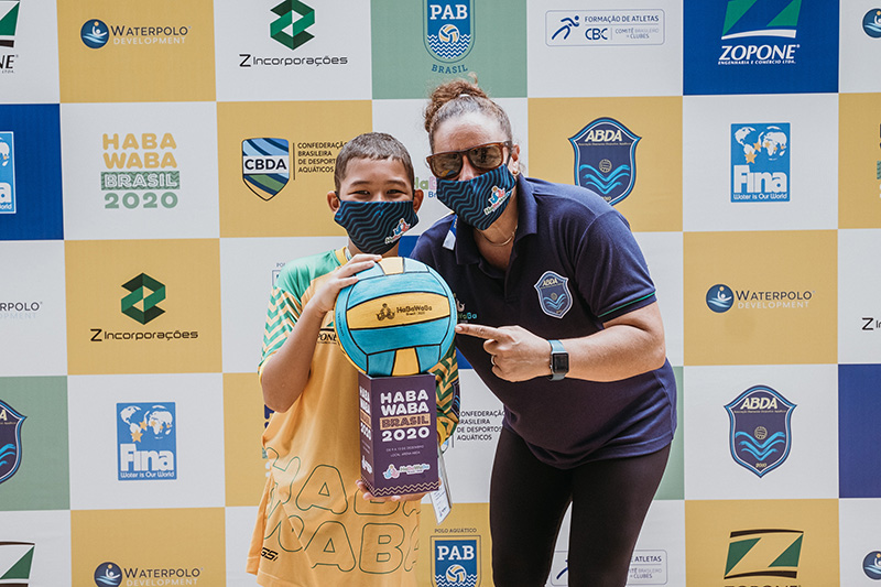 Eduardo Seidy Kitamoto, de 9 anos, atleta mais novo do torneio com a professora Janaina Parra Grossi