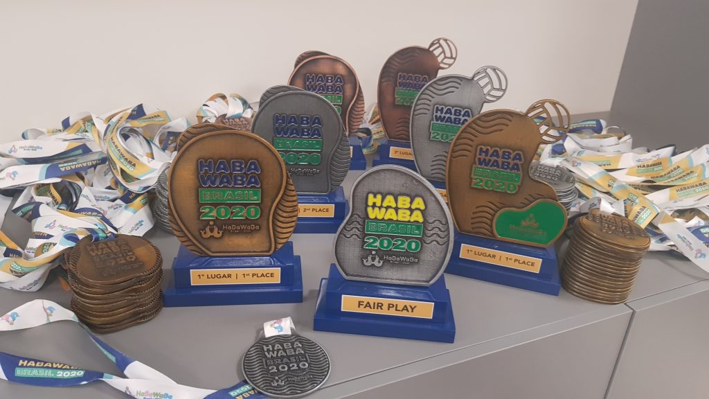 Trofus e medalhas da premiao do HaBaWaBa Brasil