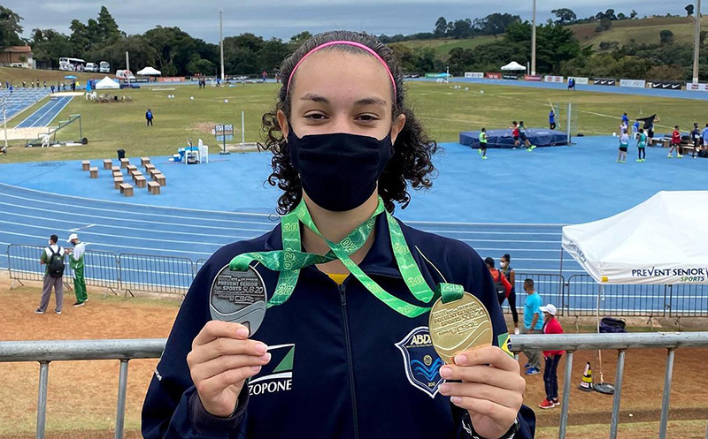 Ana Ceclia de Oliveira com as duas medalhas de ouro e de prata