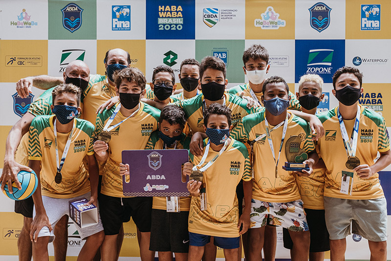 Cesar (de mscara branca) com o time campeo do HaBaWaBa Brasil 2020