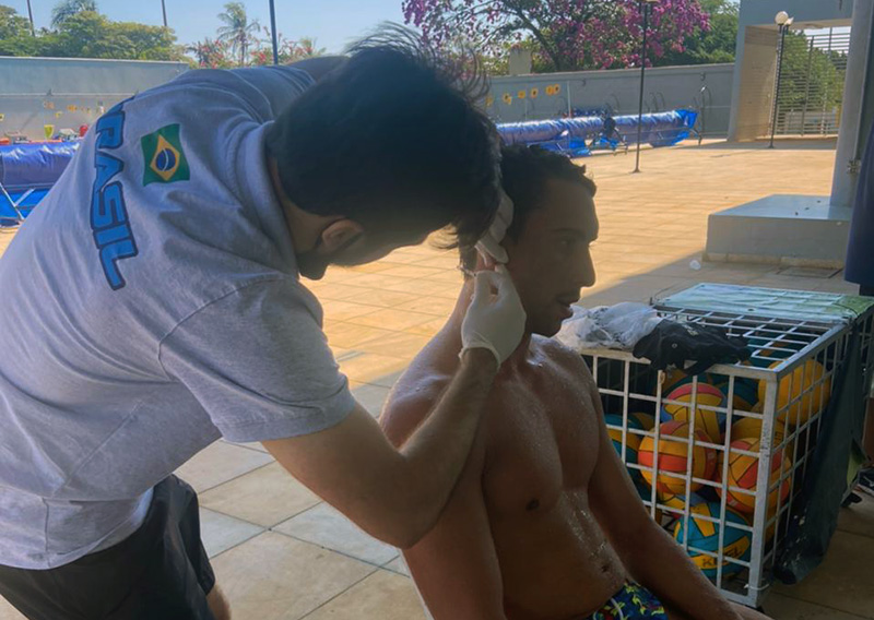 Gabriel Brisola, fisiologista da ABDA, durante teste de lactato em atleta convocado