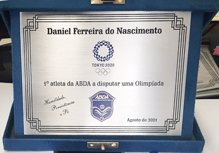 Daniel e Neto receberam uma placa alusiva cada