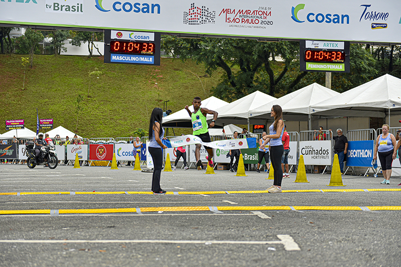 Daniel na chegada da 14 Meia Maratona de So Paulo, em 2020