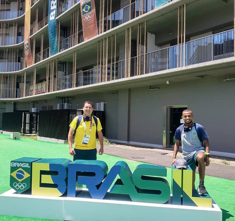 O tcnico Neto Gonalves e Daniel Nascimento na vila olmpica no Japo