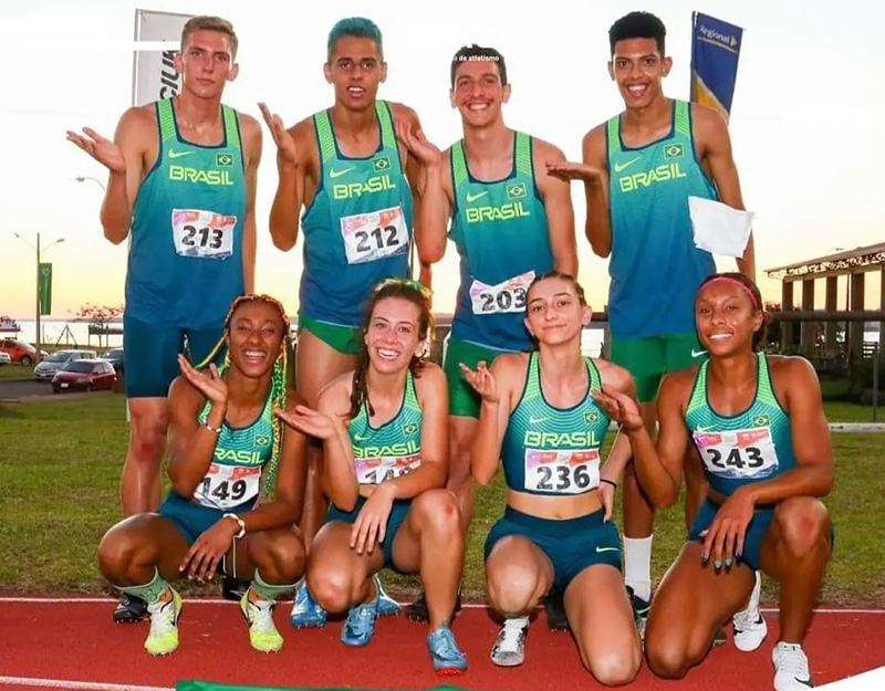 Samuel com a equipe brasileira do revezamento 8x300m