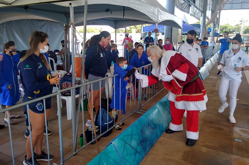 Papai Noel distribuiu doces para as crianas na competio