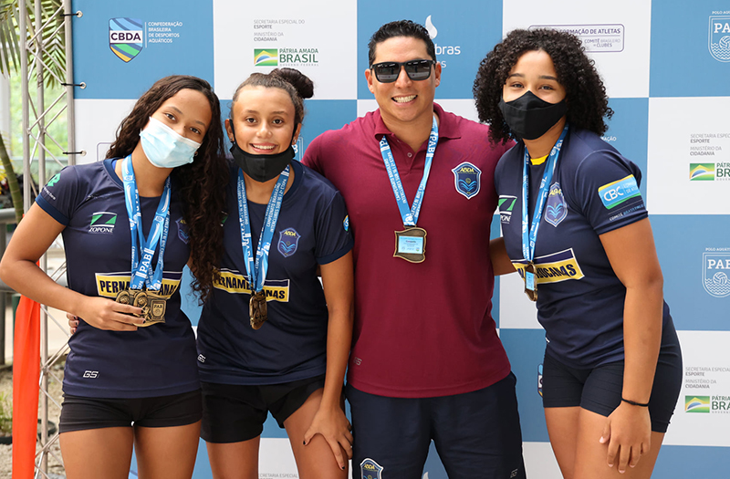 Atletas destaques Letcia Lorieto, Maria Eduarda Ferreira Oliveira e Karen de Miranda com o auxiliar tcnico Italo Figueiredo