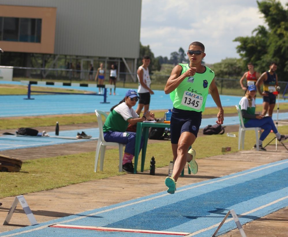 Victor Ramos inicia temporada com vitria no salto em distncia